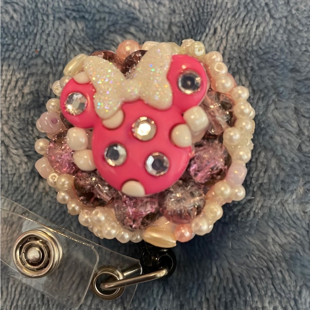 Retractable badge holder